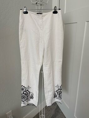 Ann Taylor (size2) White lined linen side zip with embroidered detail in black